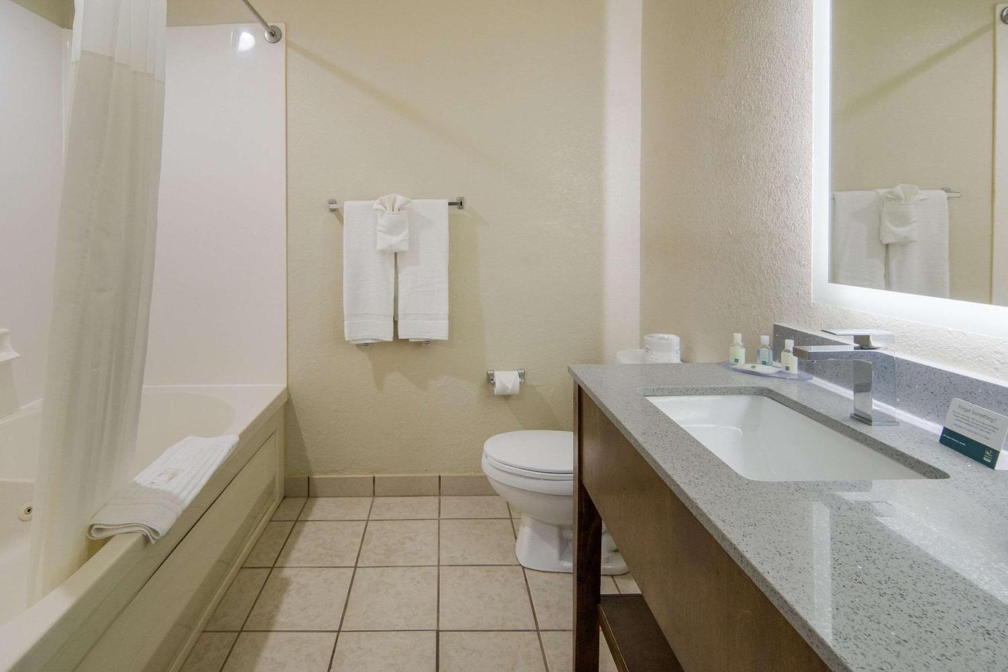 Quality Inn & Suites Roanoke - Fort Worth North Extérieur photo