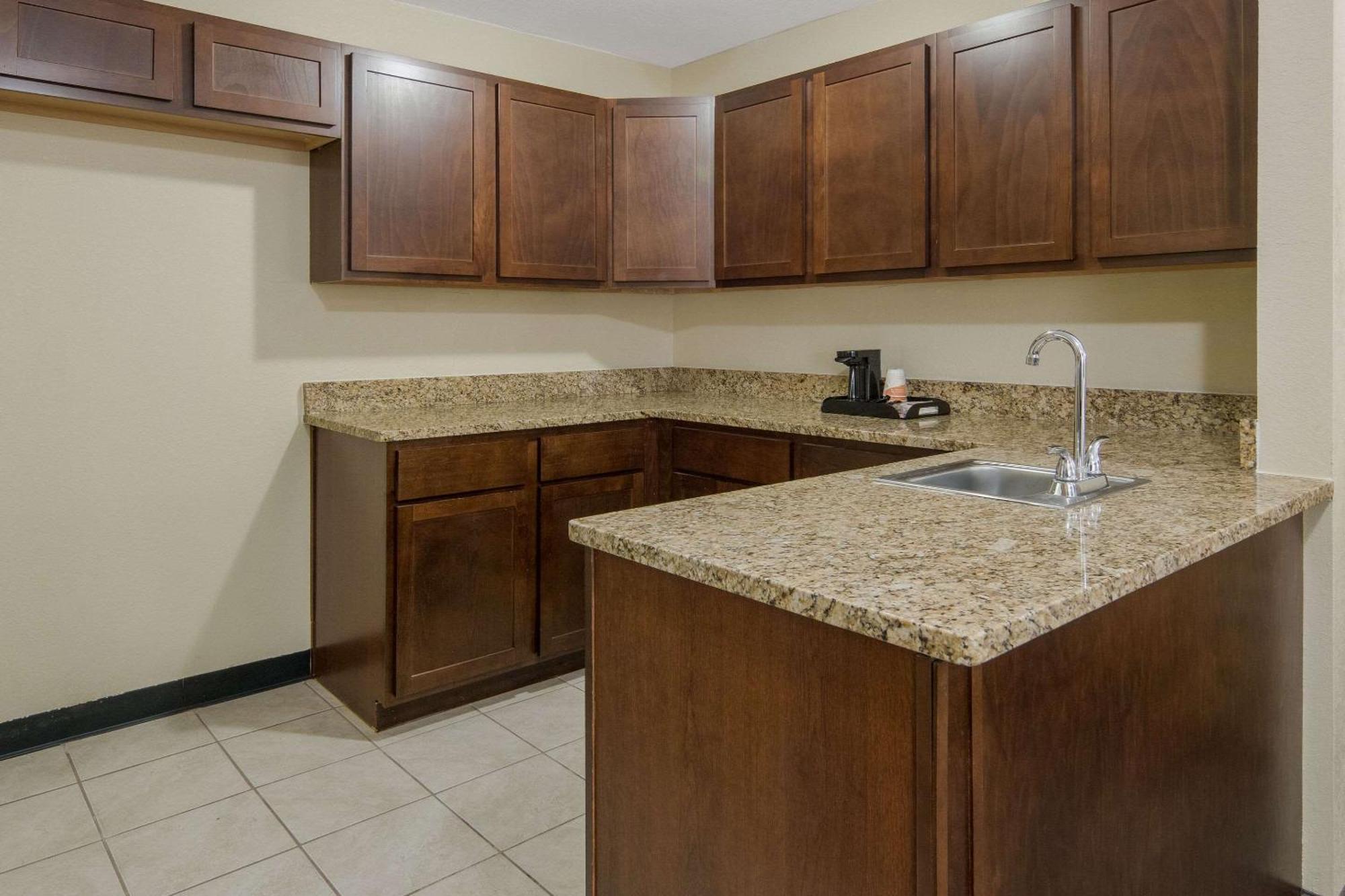 Quality Inn & Suites Roanoke - Fort Worth North Extérieur photo