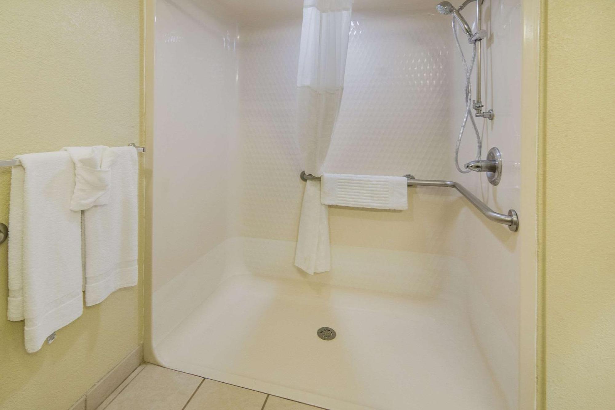 Quality Inn & Suites Roanoke - Fort Worth North Extérieur photo