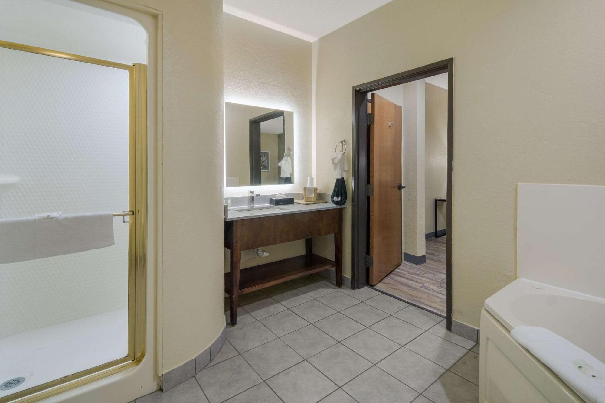 Quality Inn & Suites Roanoke - Fort Worth North Extérieur photo