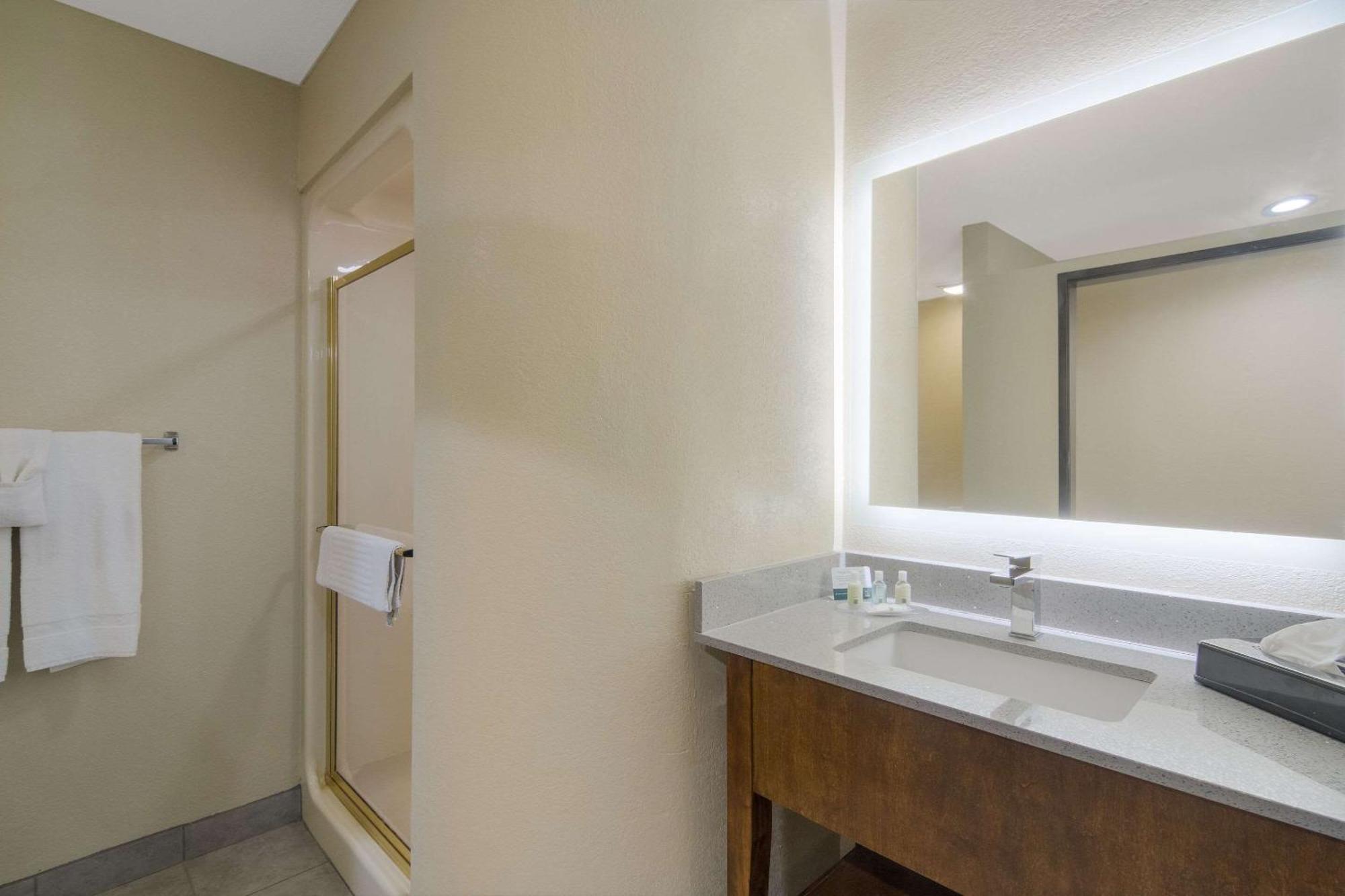 Quality Inn & Suites Roanoke - Fort Worth North Extérieur photo