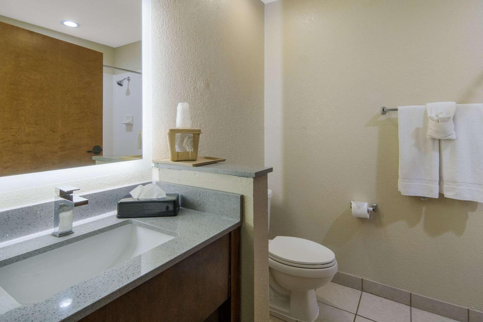 Quality Inn & Suites Roanoke - Fort Worth North Extérieur photo