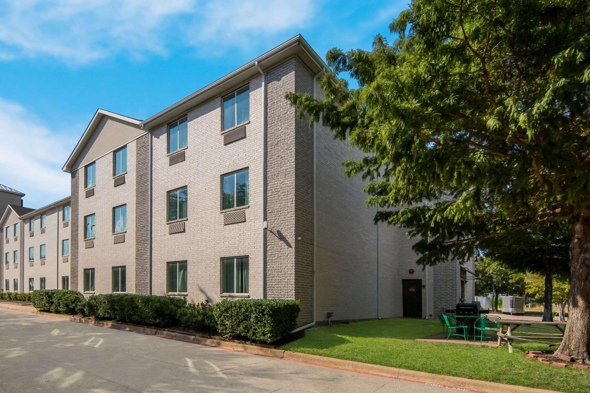 Quality Inn & Suites Roanoke - Fort Worth North Extérieur photo